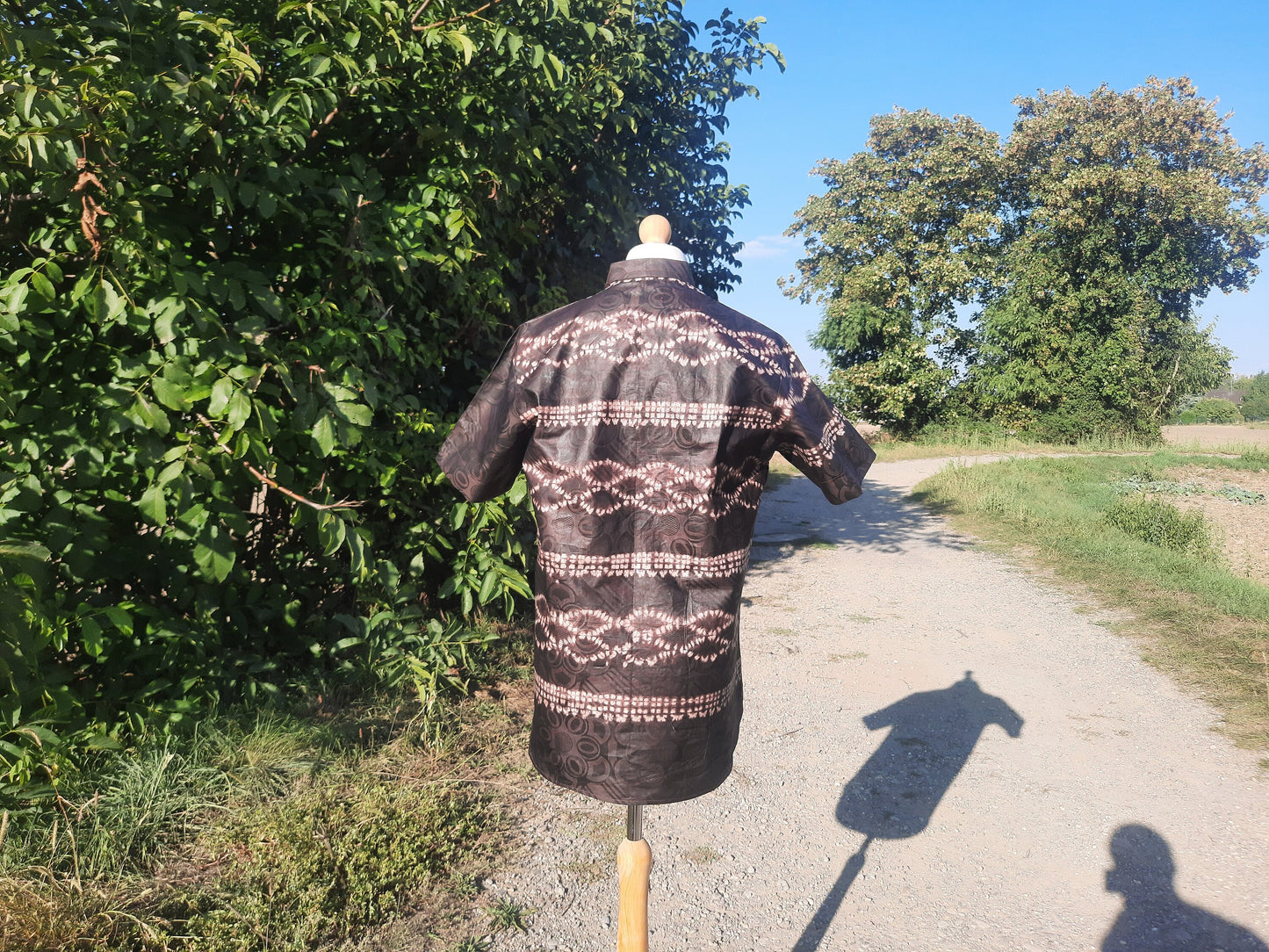 Chemise Homme Marron Foncé Batik Bazin Tye and Dye Adire Kampala Manches Courtes en Coton Doux