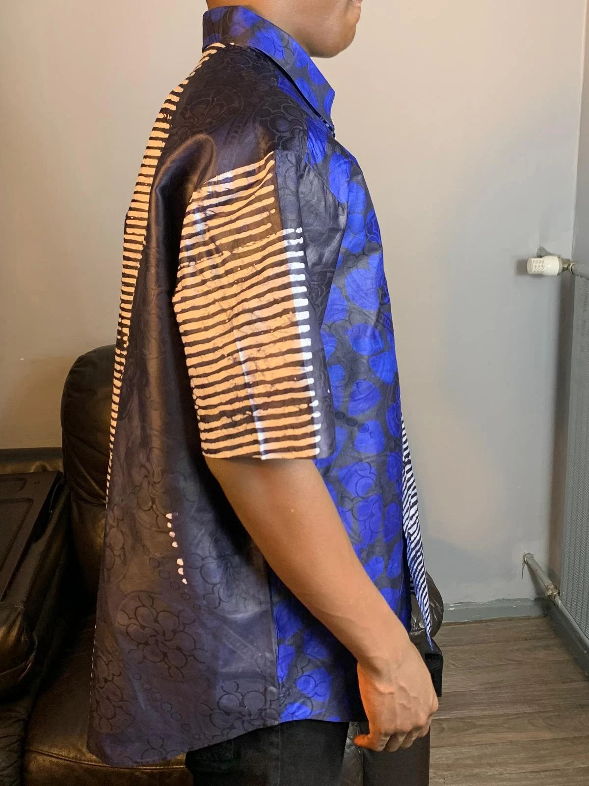 Chemise Homme deux tons, adiré kampala, Bazin Batik , rayures, bleu noir blanc, motifs sur fond bleu.
