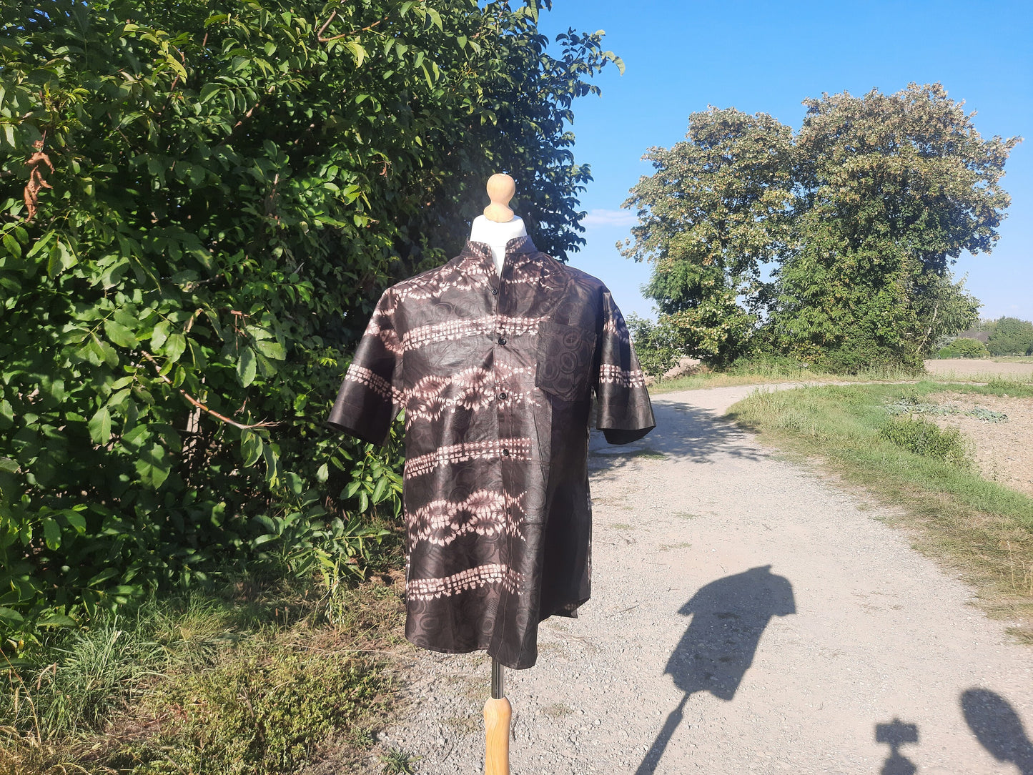 Chemise Homme Marron Foncé Batik Bazin Tye and Dye Adire Kampala Manches Courtes en Coton Doux