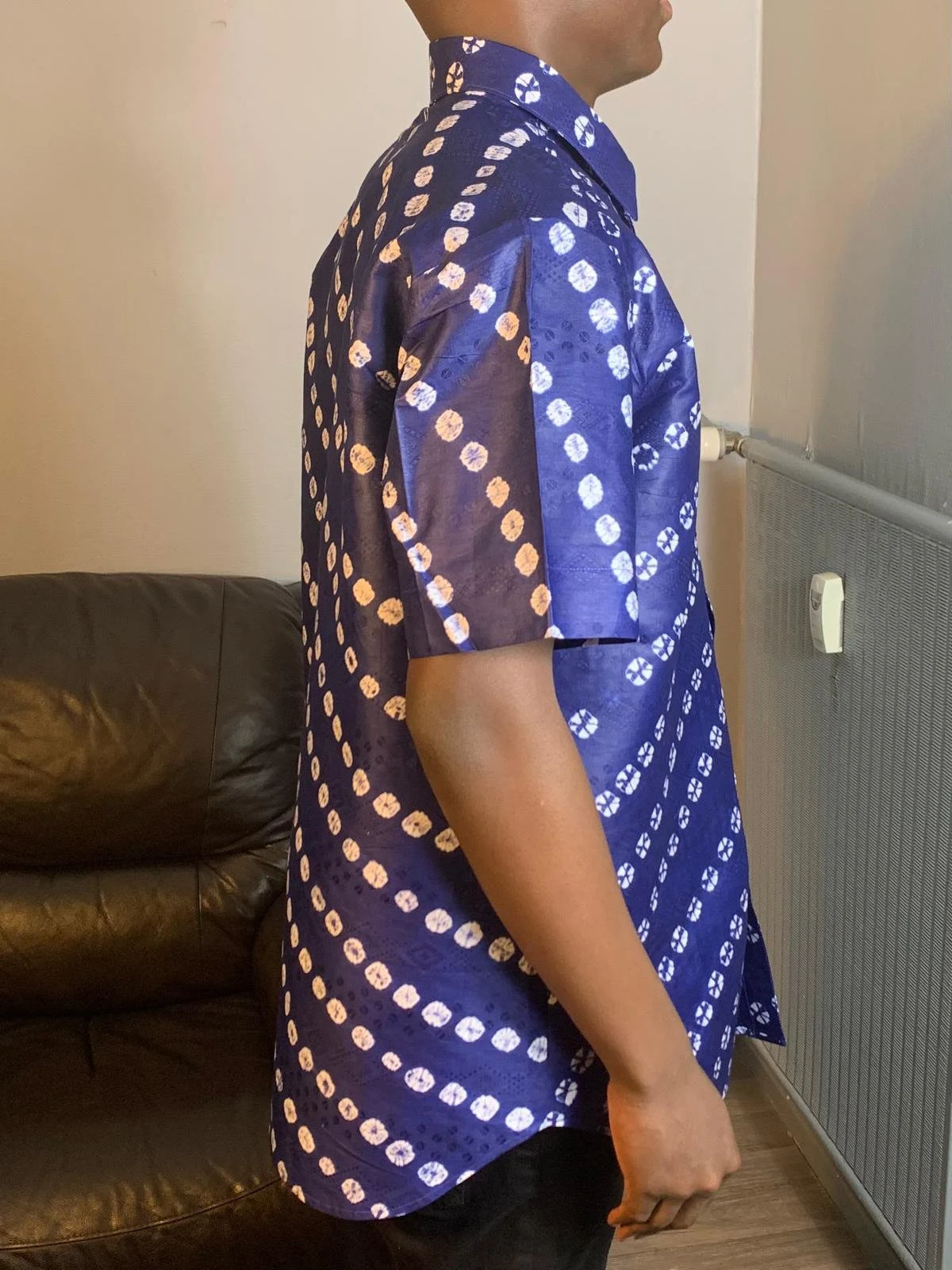 Chemise Homme bleu et blanc. Bazin Batik Kampala Adire,tye and dye Coton Doux.