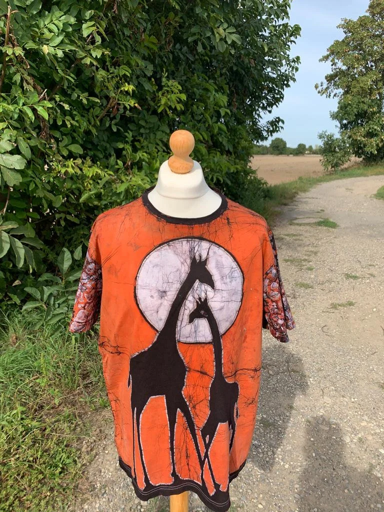 T-shirt mixte Batik a Motif Variés.