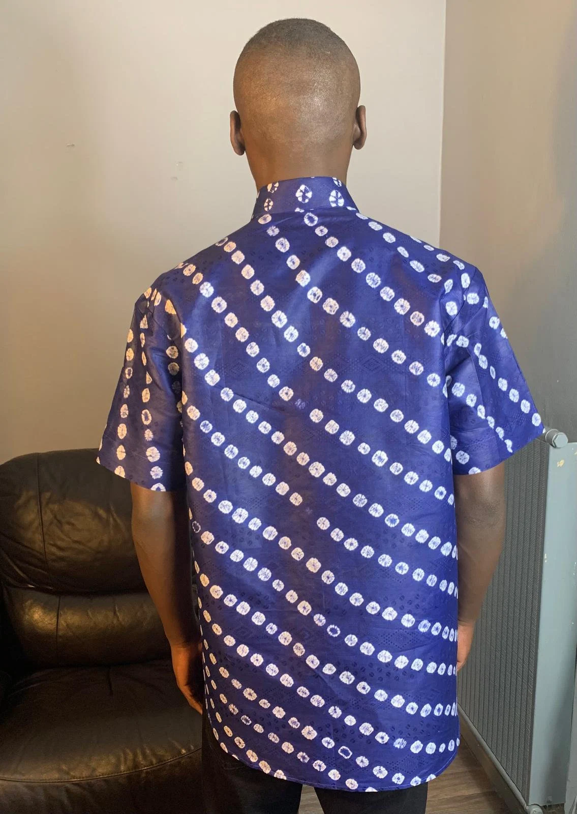 Chemise Homme bleu et blanc. Bazin Batik Kampala Adire,tye and dye Coton Doux.