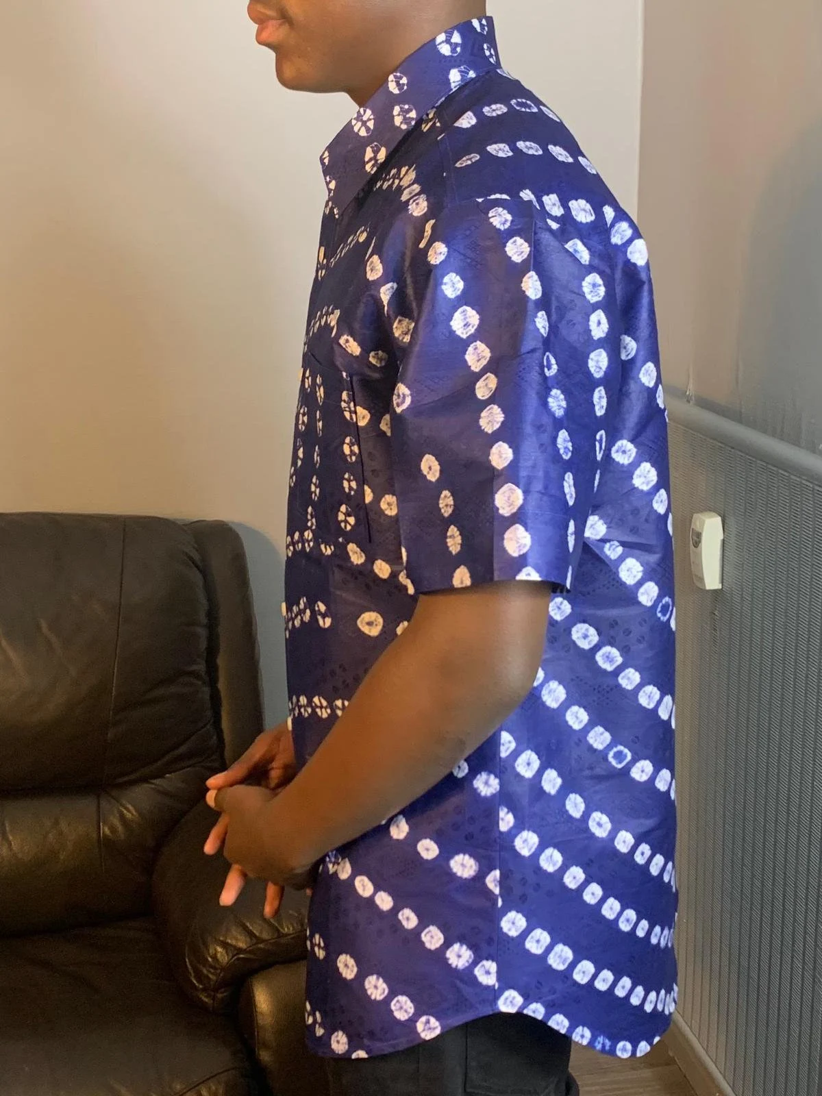 Chemise Homme bleu et blanc. Bazin Batik Kampala Adire,tye and dye Coton Doux.