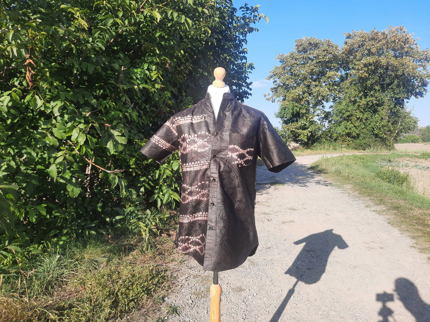 Chemise Homme Marron Foncé Batik Bazin Tye and Dye Adire Kampala Manches Courtes en Coton Doux