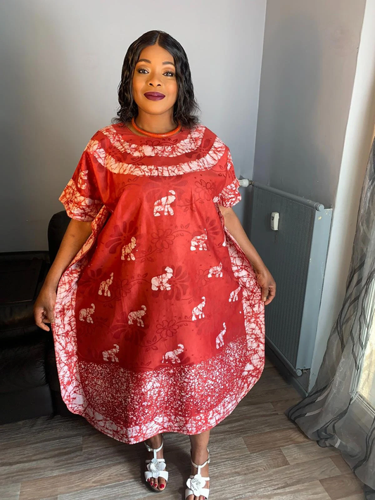 Bazin Batik-Kleid im Bohemian-Stil, Burgunderrot. Einzigartiges und exklusives Kleid. Gemustertes Kleiddesign, Elefantenmusterkunst