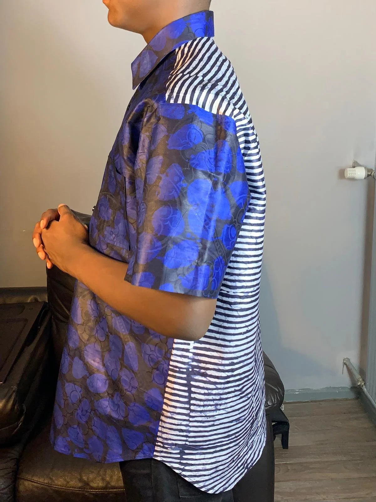 Chemise Homme deux tons, adiré kampala, Bazin Batik , rayures, bleu noir blanc, motifs sur fond bleu.