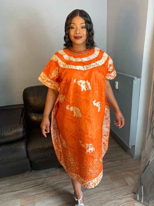 Orangefarbenes Batik-Bazin-Kleid im Bohemian-Stil. Einzigartiges und exklusives Kleid. Gemustertes Kleid, Design, Motiv: Elefantenkunst.