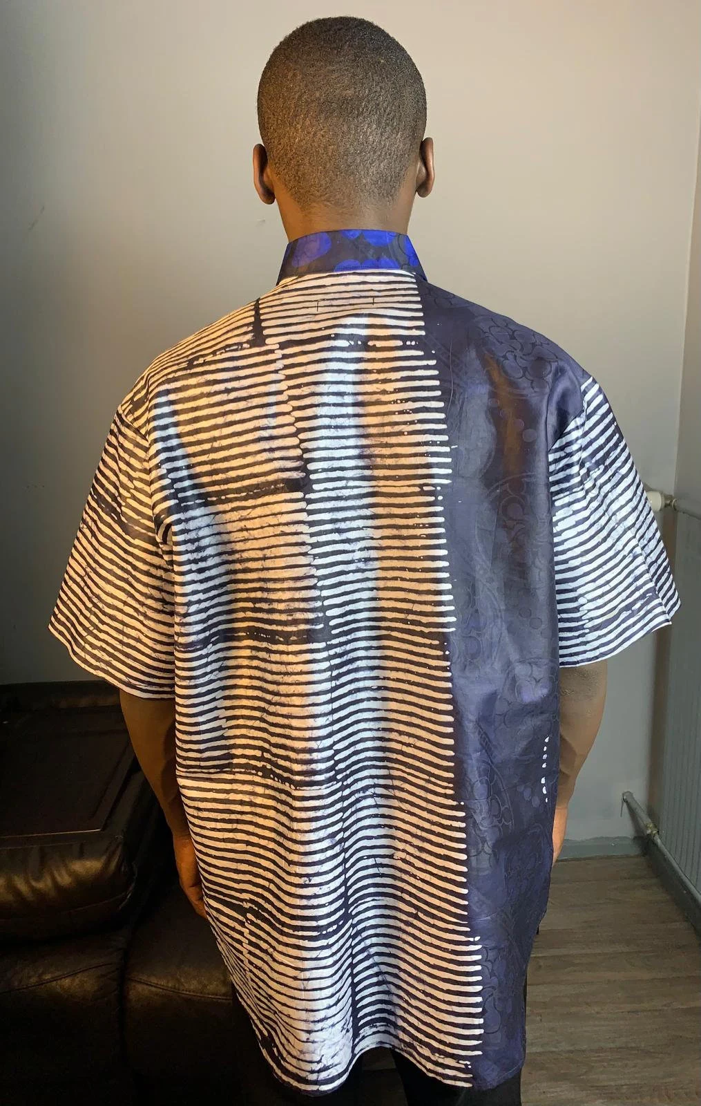 Chemise Homme deux tons, adiré kampala, Bazin Batik , rayures, bleu noir blanc, motifs sur fond bleu.