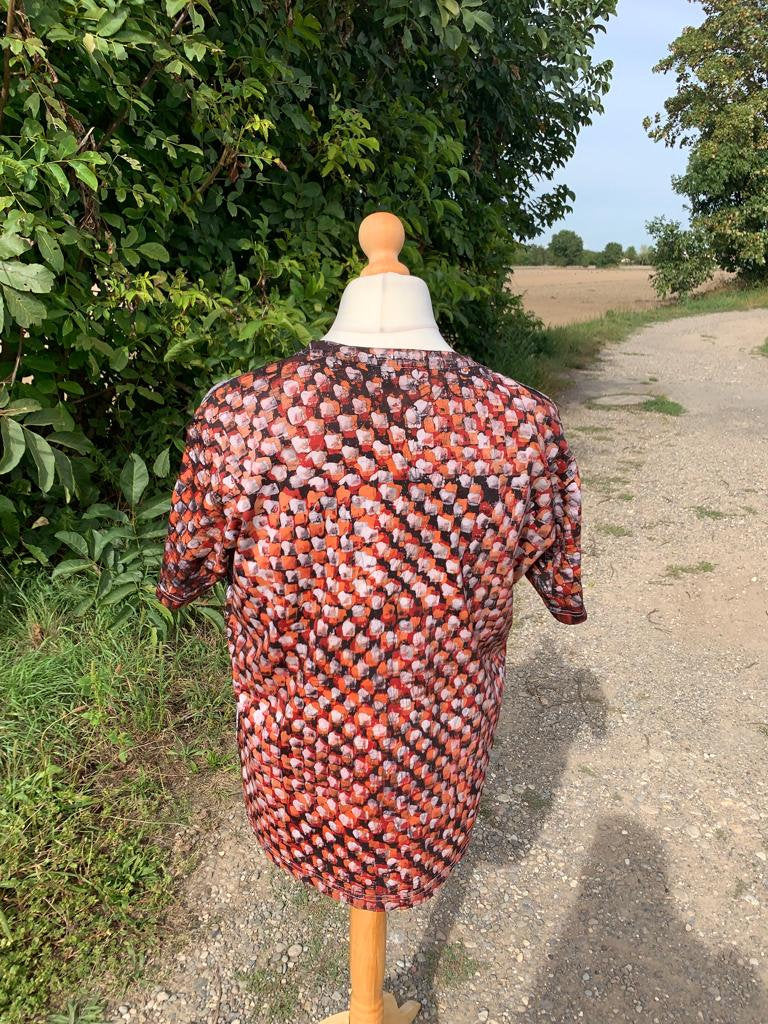 T-shirt mixte Batik a Motif Variés.