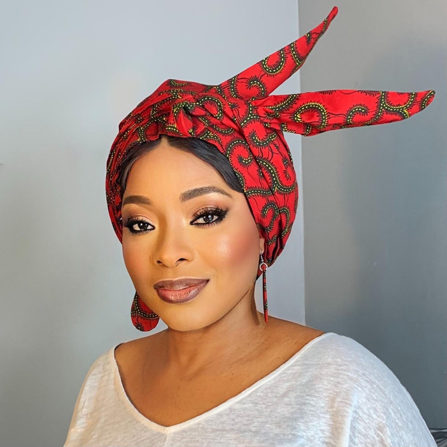 Ensemble Boucles d'Oreilles et Bonnet Satin en Wax Rouge | Turban en Wax avec Doublure Satin Lined hair.