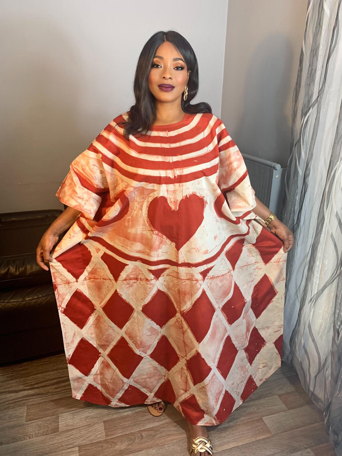 Dunkelrotes Batik-Adire-Langkleid mit Herzmuster, handgefertigt, 100 % Baumwolle