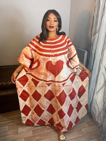 Dunkelrotes Batik-Adire-Langkleid mit Herzmuster, handgefertigt, 100 % Baumwolle