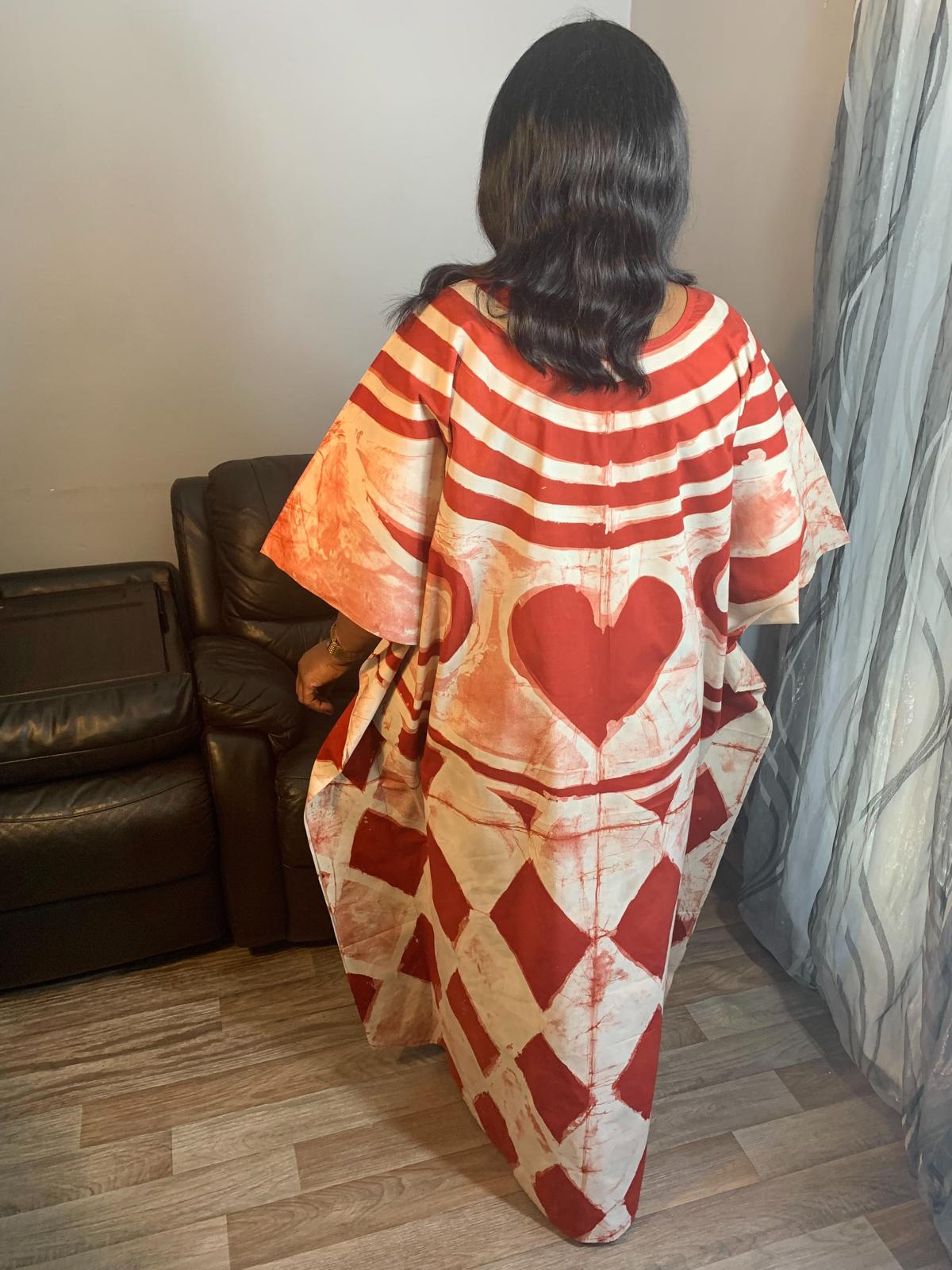 Dunkelrotes Batik-Adire-Langkleid mit Herzmuster, handgefertigt, 100 % Baumwolle