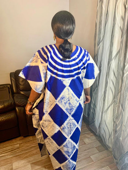 Langes blaues Batik-Adire-Kleid mit Wassertropfen- und Rautenmuster, handgefertigt, 100 % Baumwolle.