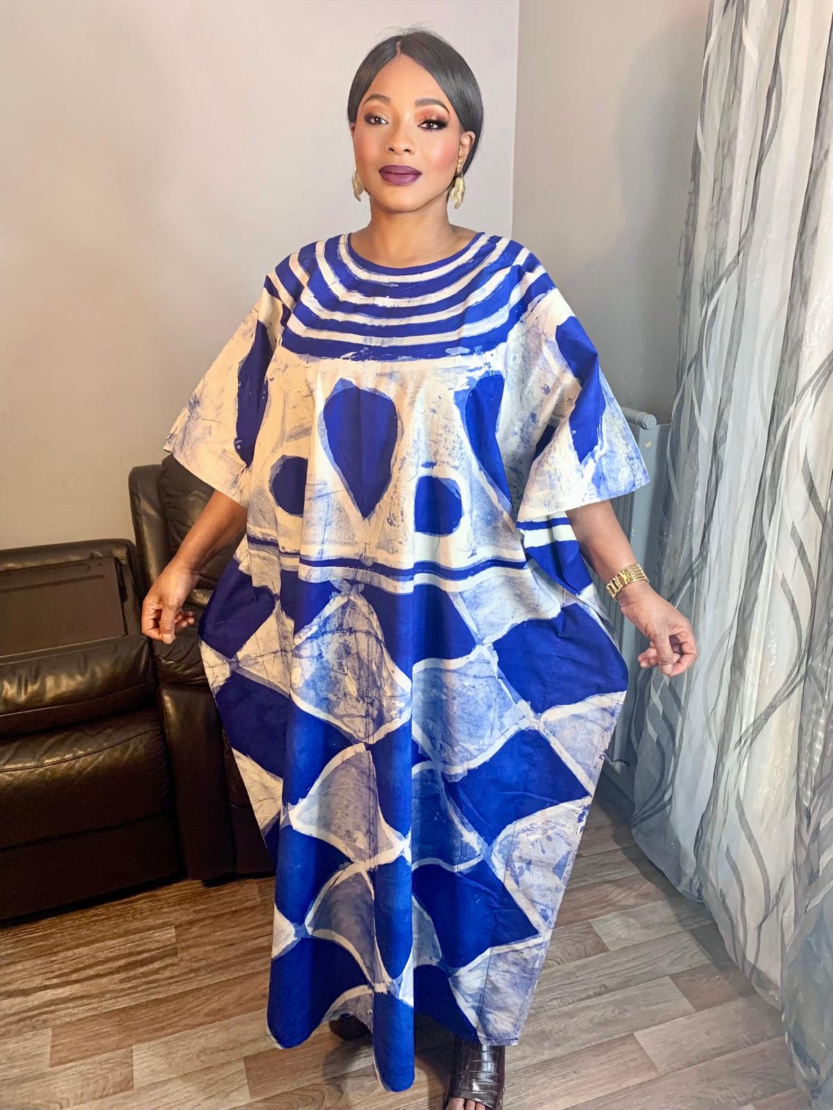 Langes blaues Batik-Adire-Kleid mit Wassertropfen- und Rautenmuster, handgefertigt, 100 % Baumwolle.