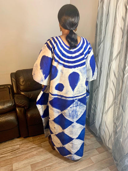 Langes blaues Batik-Adire-Kleid mit Wassertropfen- und Rautenmuster, handgefertigt, 100 % Baumwolle.
