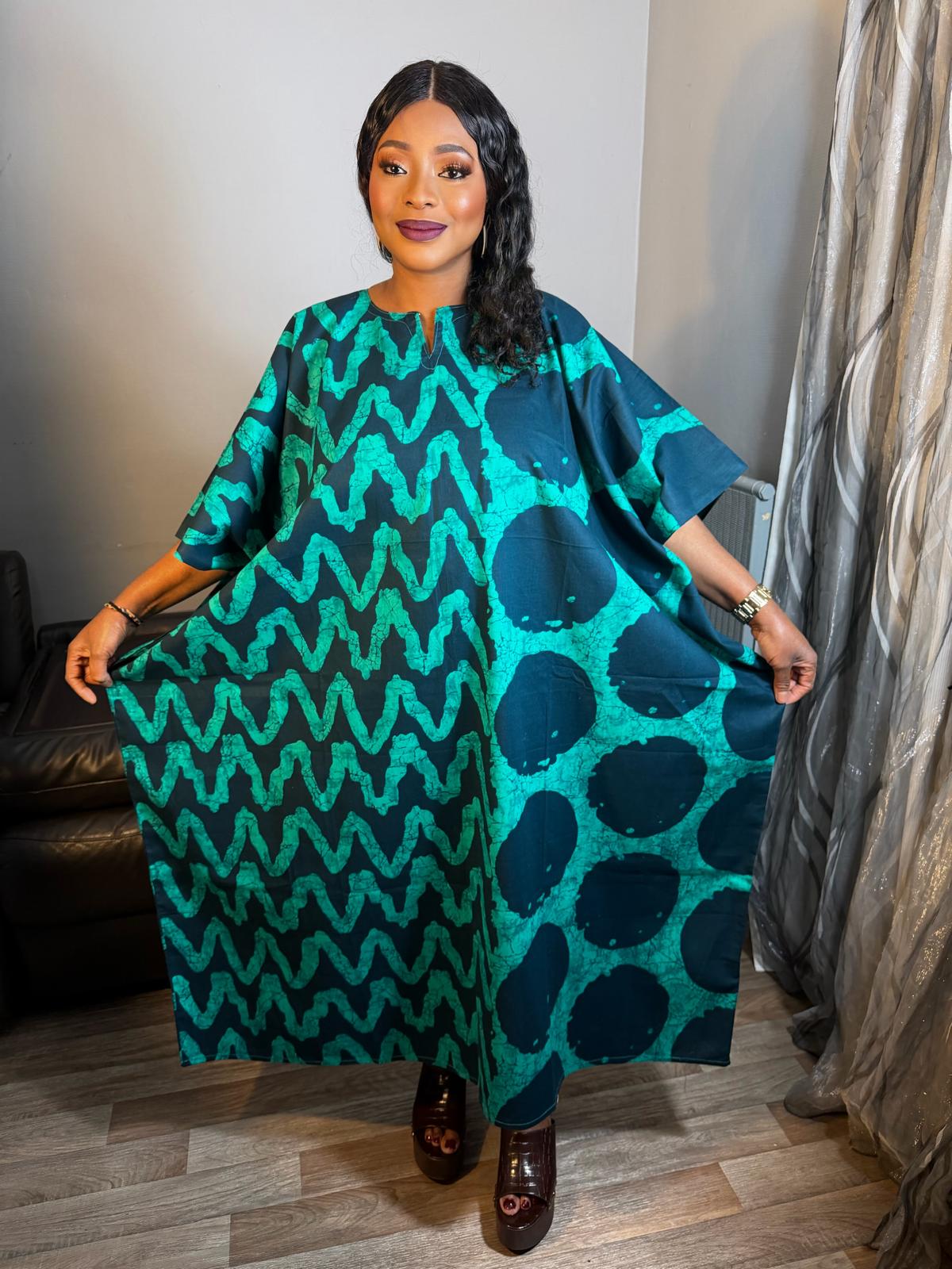 Robe en Wax Africain Verte Col V 100 % Coton – Robe Africaine Chic et Élégante à Motifs