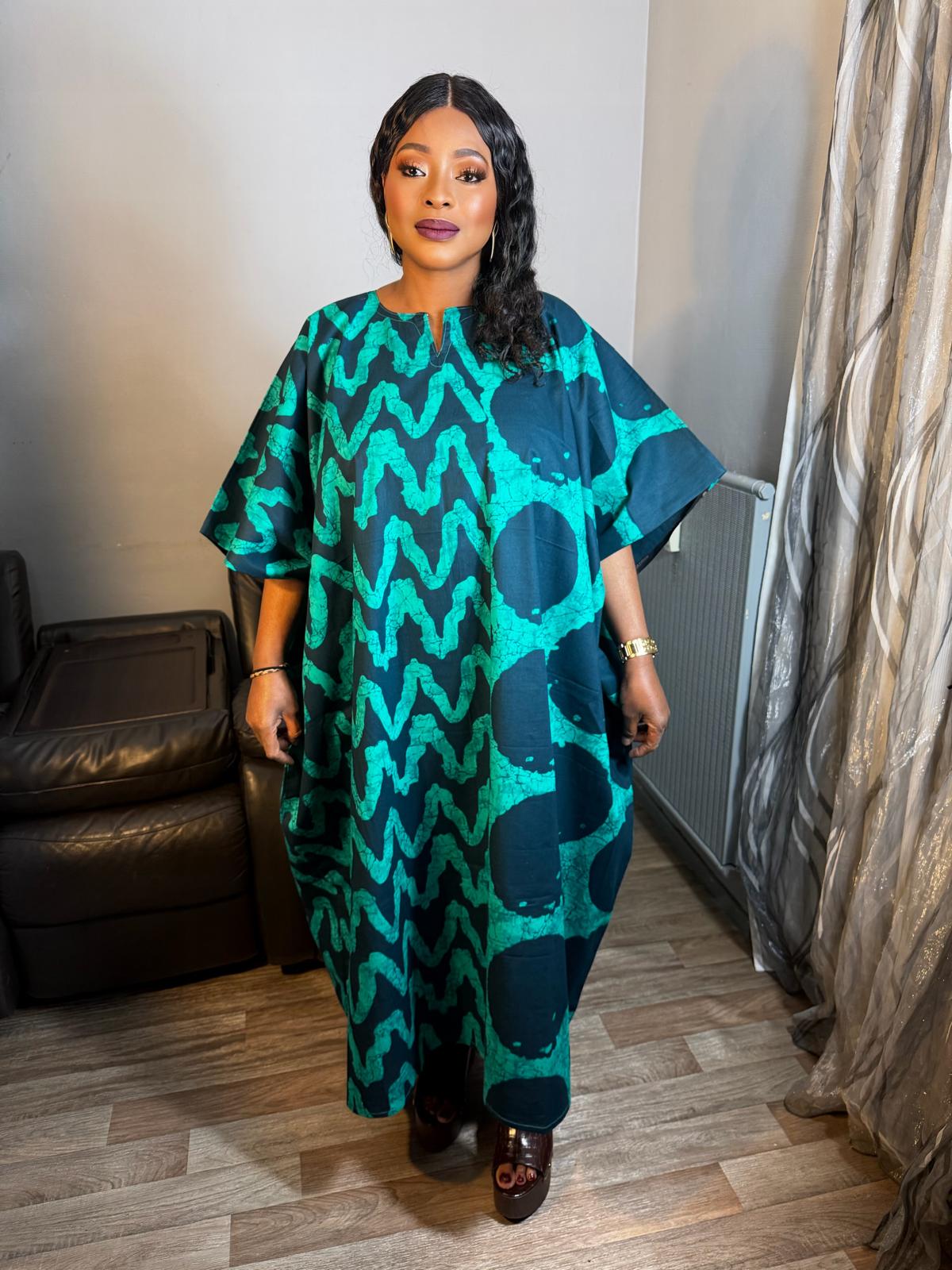 Robe en Wax Africain Verte Col V 100 % Coton – Robe Africaine Chic et Élégante à Motifs