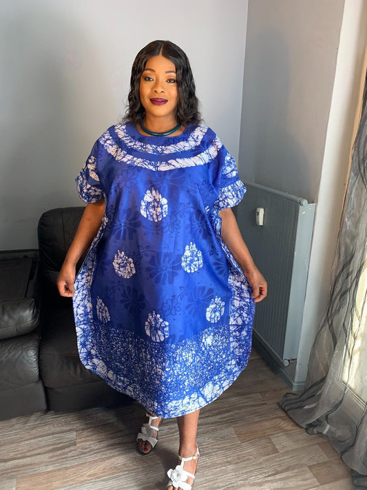 Königsblaues Bazin-Batikkleid im Bohème-Stil