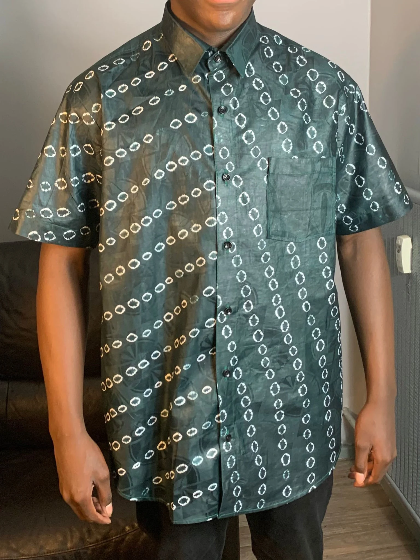 Chemise Homme Vert et blanc. Bazin Batik Kampala Adire,tye and dye Coton Doux