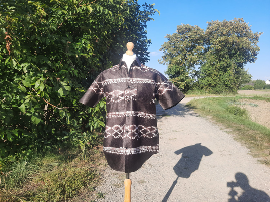 Hellbraunes Batik-Bazin-Tye-and-Dye-Shirt für Herren, Adire Kampala, weiche Baumwolle, kurzärmelig