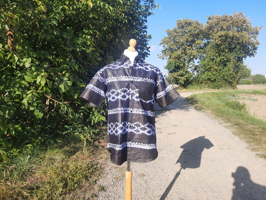 Marineblaues Batik-Bazin-Tye-and-Dye-Adire-Kampala-Kurzarmhemd aus weicher Baumwolle für Herren